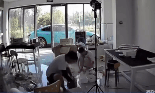 Xe điện Xiaomi bất ngờ lăn bánh khi đang đỗ trước cửa nhà