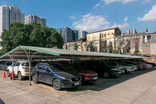 Người Hà Nội tìm cách bảo vệ ôtô trước bão Matmo