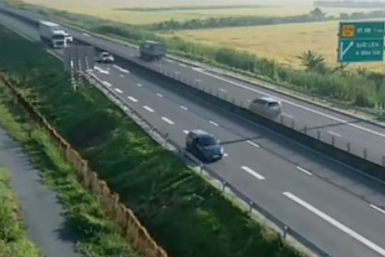 Tài xế dừng ôtô trên cao tốc bay flycam bị phạt 13 triệu đồng