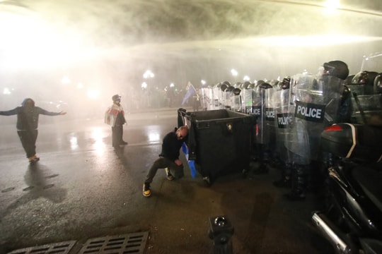 Người biểu tình xông vào dinh Tổng thống Gruzia