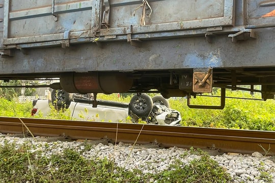 Vượt đường sắt, ôtô bán tải bị tàu hỏa tông văng xuống ruộng