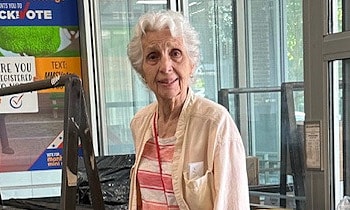 Mất sạch tiền tiết kiệm vì lừa đảo trực tuyến, bà lão kiện ngân hàng