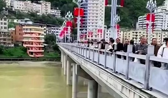 Chú rể 29 tuổi bất ngờ nhảy sông, mất tích ngay trước lễ cưới