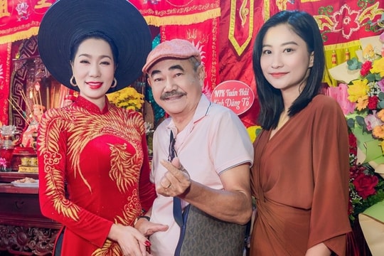 NSND Việt Anh cùng bạn gái dự lễ cúng Tổ nghề