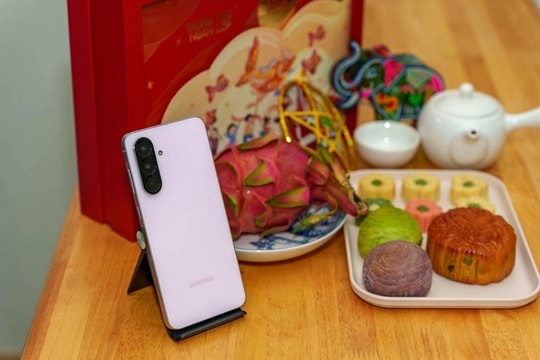 HIEUTHUHAI 'flex' tài lẻ cùng Gemini Live trên Galaxy A56 5G