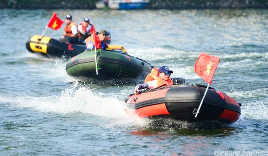 Cờ Tổ quốc tung bay trên sóng nước Hồ Tây