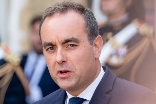 Thủ tướng Pháp từ chức sau chưa đầy 1 tháng