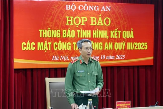 Lực lượng Công an tận tụy giúp đỡ nhân dân trong thiên tai, bão lũ