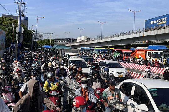 TP Hồ Chí Minh: Ùn tắc giao thông nghiêm trọng tại ngã 4 Thủ Đức