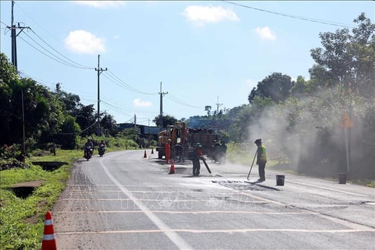 Sửa chữa, đảm bảo lưu thông an toàn đường Hồ Chí Minh qua Lâm Đồng