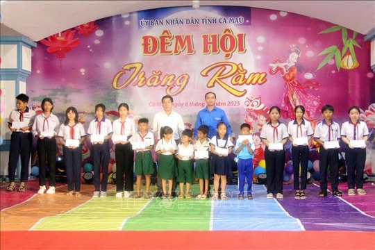 Tỉnh Cà Mau trao học bổng hỗ trợ học sinh vượt khó