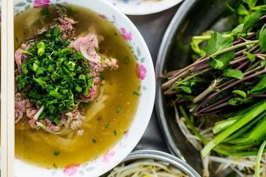 Chỉ có 48 tiếng, khách Australia "chạy sô" ăn đủ món ngon ở TPHCM