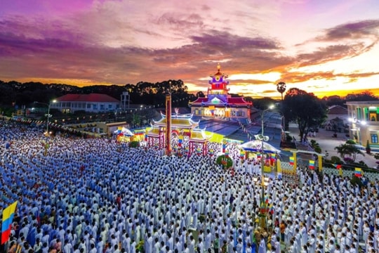 Biển người về Tòa Thánh Tây Ninh dự đại lễ 100 năm Hội yến Diêu Trì Cung