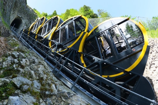 Tuyến tàu dốc nhất thế giới ở Thụy Sĩ dẫn vào ngôi làng trên núi không ô tô