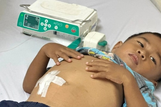 Cậu bé mắc bệnh hiểm nghèo: "Con sợ kim tiêm, con sợ đau lắm mẹ ơi!"