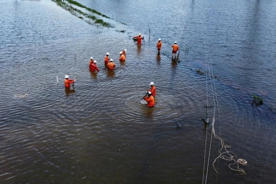 Những "người nhện" áo cam làm việc ngày đêm dọc miền Trung mùa mưa bão