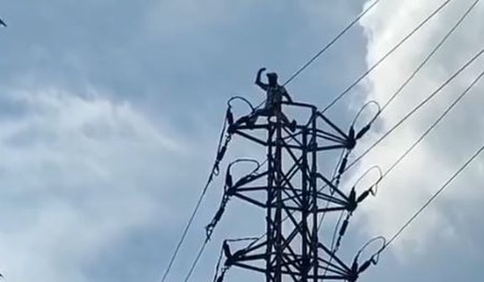 Đòi tiền bạn không được, người đàn ông say rượu trèo lên cột điện cao thế la hét