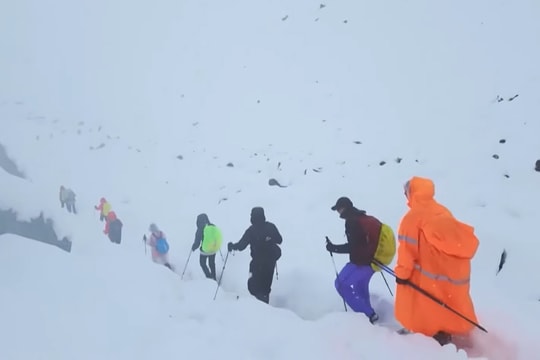 Du khách thức suốt đêm vì sợ bị bão tuyết 'chôn sống' trên Everest
