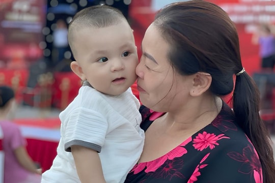 Hạnh phúc của mẹ kế hơn 20 năm nuôi con chồng