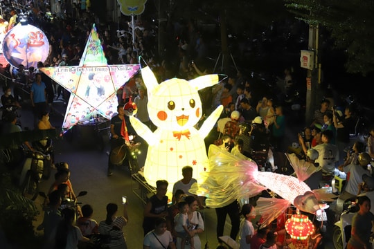 'Biển người' rước đèn Trung thu bằng 100 mô hình khổng lồ