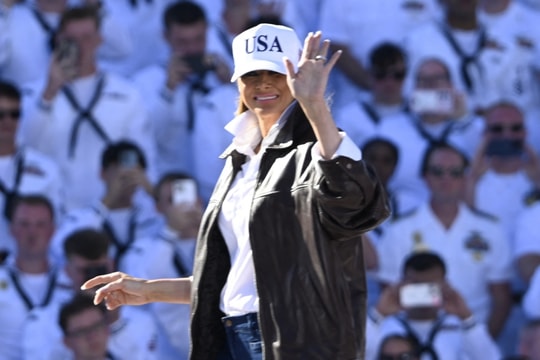 Bà Melania Trump diện phong cách 'Top Gun'