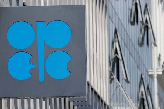 OPEC+ vẫn tăng sản xuất dầu, bất chấp dư cung