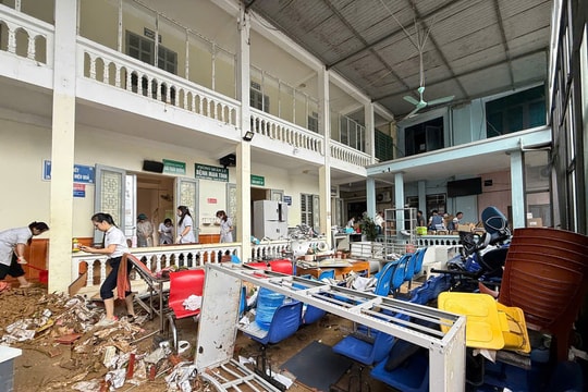 Bệnh viện bị nước lũ cuốn trôi kho thuốc, hỏng nhiều máy móc