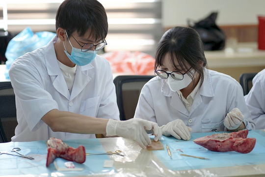 Kiến nghị miễn, giảm học phí cho sinh viên y