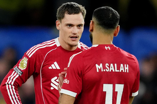 Hàng công Liverpool bị chê vô dụng