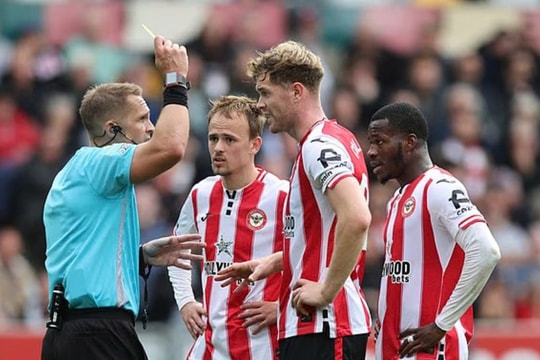 Trọng tài nhận sai với Man Utd