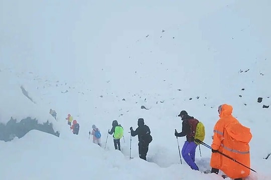 Hàng trăm trekker mắc kẹt vì bão tuyết ở Everest