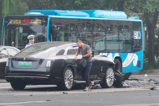 Blogger ôtô đâm nát đầu xe siêu sang Rolls-Royce