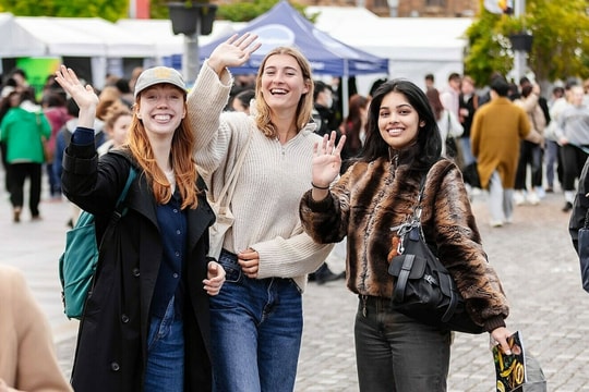 Du học sinh chiếm một nửa các đại học hàng đầu Australia