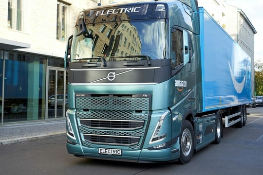 Châu Âu tụt hậu trong cuộc đua xe tải điện trước Trung Quốc