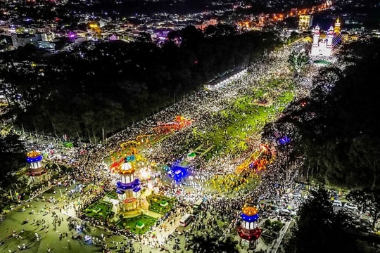 Biển người dự đại lễ 100 năm của đạo Cao Đài