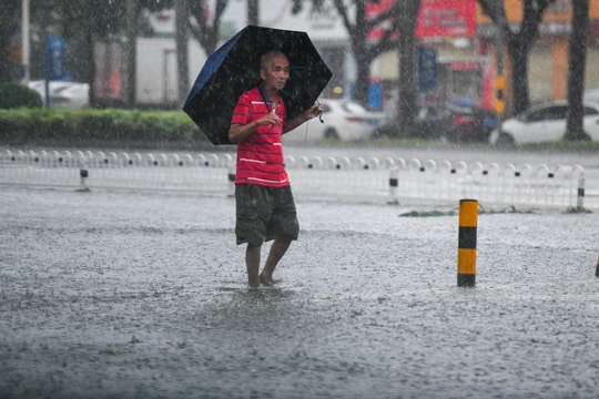 Xe lật, đường ngập ở miền nam Trung Quốc do bão Matmo