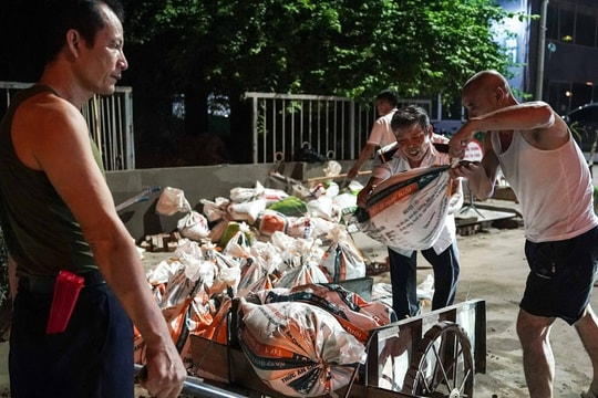 Lo tái ngập, người Hà Nội đắp đập, dựng tấm chắn trước nhà