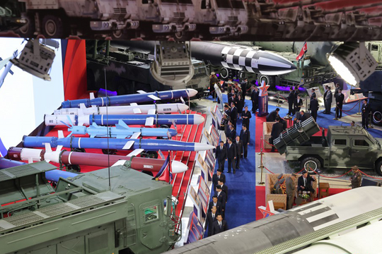 Dàn tên lửa siêu vượt âm, hành trình ở triển lãm quốc phòng Triều Tiên