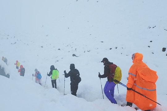 Hàng trăm du khách kẹt giữa bão tuyết trên Himalaya