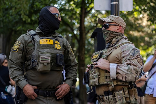 Bộ trưởng Mỹ nói Chicago đã trở thành 'vùng chiến sự'