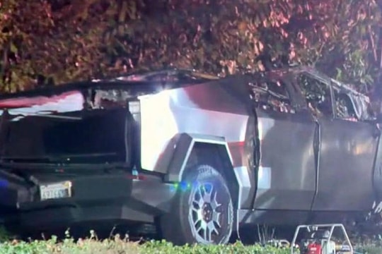 Tesla bị kiện về lỗi mở cửa trong vụ hai sinh viên chết cháy trong xe