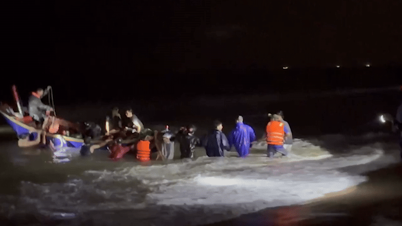 Lốc xoáy đánh chìm nhiều thuyền ở Hà Tĩnh