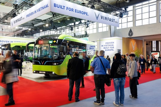 Hai mẫu bus điện VinFast ra mắt châu Âu
