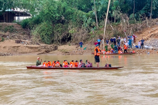 Bắc ròng rọc đưa thầy trò vượt suối đến trường