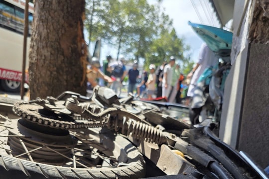 Taxi công nghệ lao sang bên đường tông người đàn ông tử vong