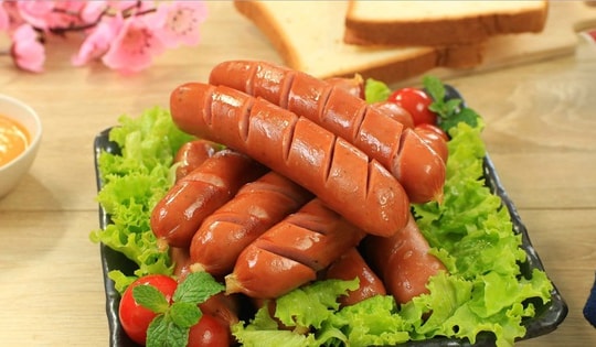 Người đàn ông 25 tuổi liệt giường sau khi ăn xúc xích