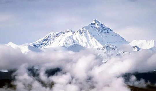 Gần 1.000 người bị mắc kẹt trên đỉnh Everest sau một trận bão tuyết lớn