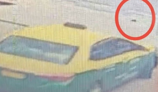 Tài xế taxi nhặt được ví rơi ở trạm xăng và cái kết