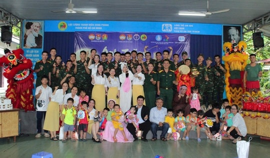 Trung thu nghĩa tình của chiến sĩ với trẻ em Làng SOS Gò Vấp