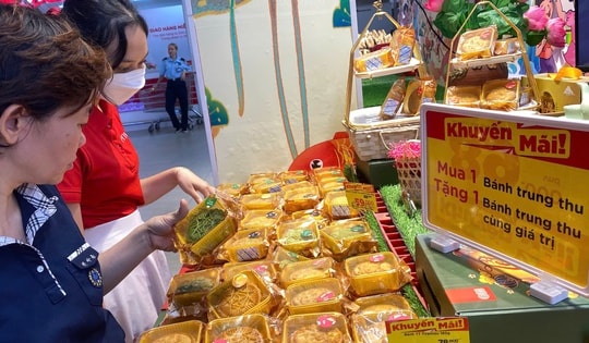 Trước giờ "phá cỗ trăng rằm", siêu thị "xả" bánh trung thu mua 1 tặng 1